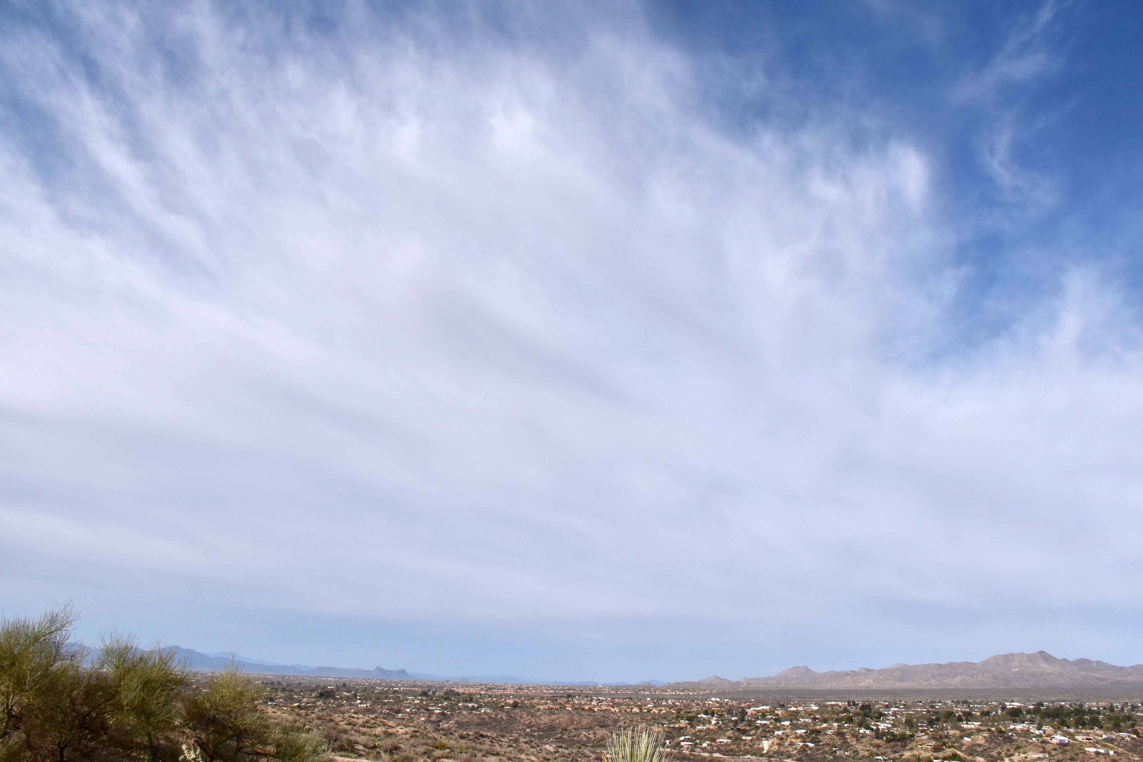 Altocumulus wolken over een vlakte