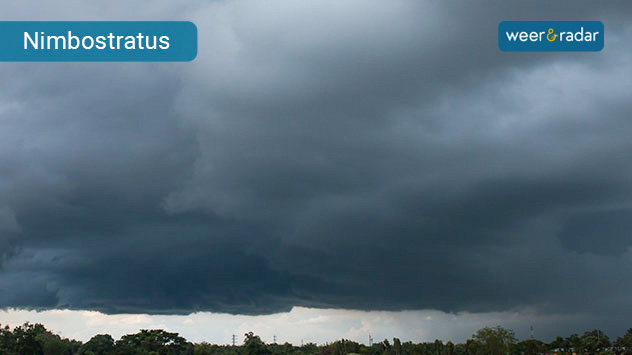 Donkere Nimbostratus wolken